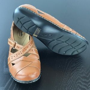 Clark’s Bendables Tan Crisscross Flats